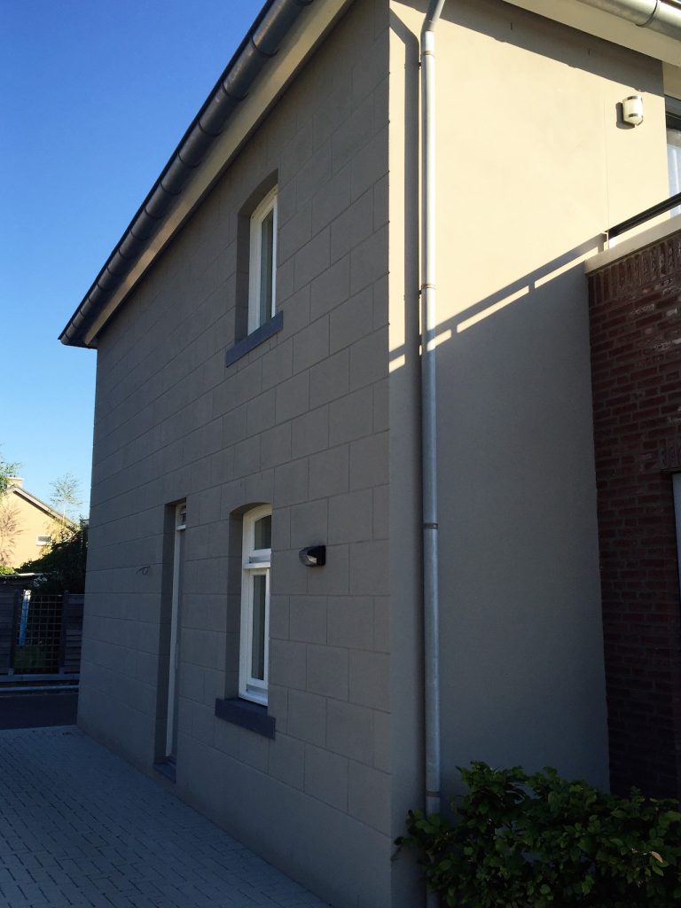 stucwerk-buiten-blokmotief-grijs-2