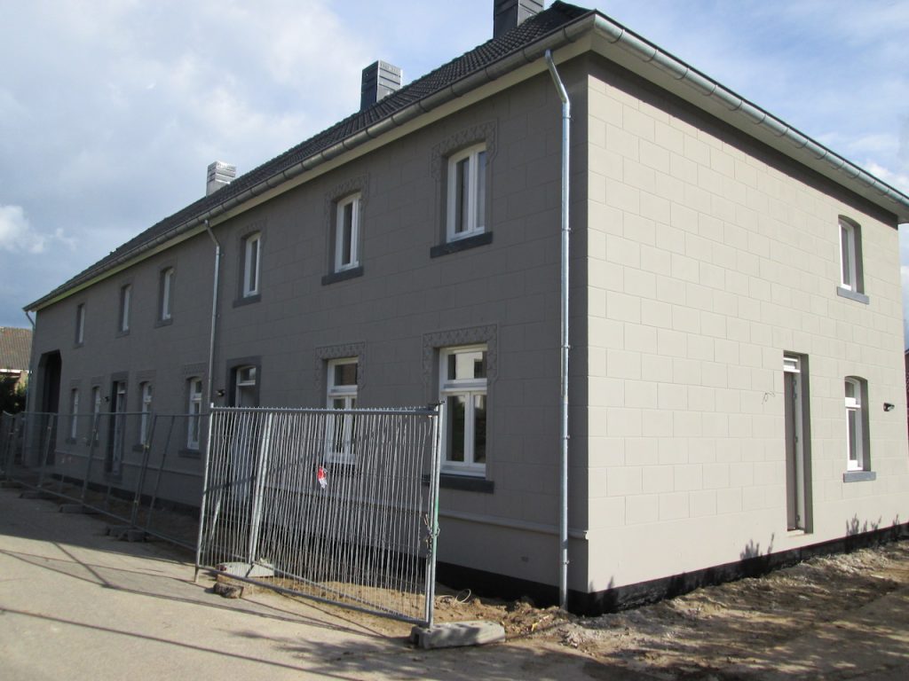 stucwerk-buiten-blokmotief-grijs-5