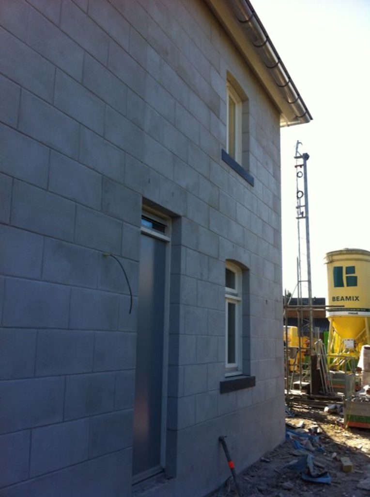 stucwerk-buiten-blokmotief-grijs-zonder-texlaag-1