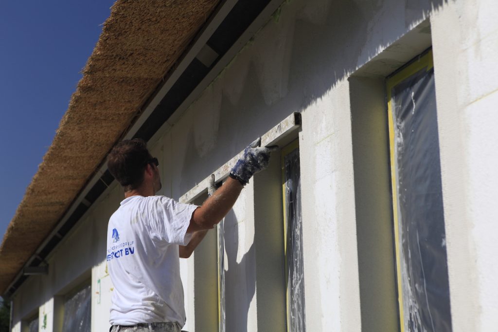 vrijstaande-moderne-boerderij-oventje-rietgedekt-stucwerk-buitengevelisolatie-2